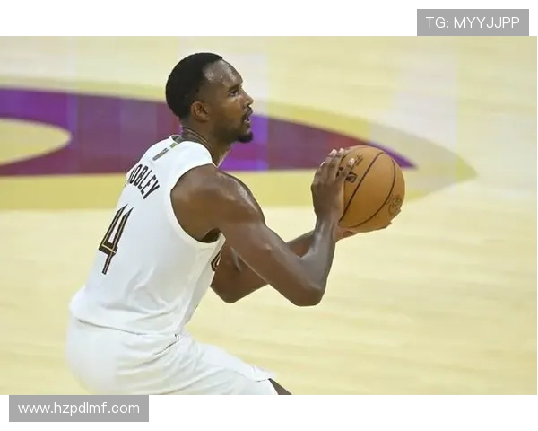 莫布里全能表现助球队获胜13投7中砍下22分12篮板4助攻4盖帽正负值高达18